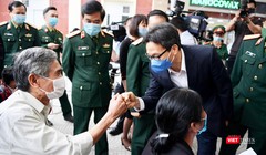 Phó Thủ tướng Vũ Đức Đam động viên, thăm hỏi tình nguyện viên tiêm thử nghiệm vaccine phòng COVID-19 (Ảnh - Hoàng Anh) 