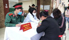 Người dân khai báo y tế, khám sàng lọc (Ảnh - Minh Thuý) 