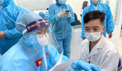 Nhân viên y tế kiểm tra hồ sơ chuẩn bị tiêm vaccine phòng COVID-19 (Ảnh - Tuấn Dũng) 