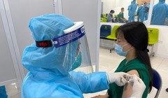 Nhân viên y tế tiêm vaccine phòng COVID-19 cho các y, bác sĩ (Ảnh - Tuấn Dũng) 