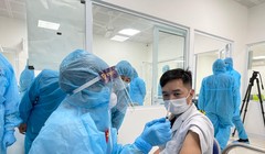 Bác sĩ, nhân viên y tế tuyến đầu được tiêm vaccine phòng COVID-19 (Ảnh - Tuấn Dũng) 