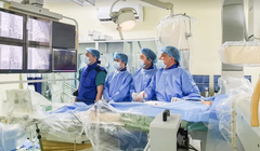 Các bác sĩ phẫu thuật cho bệnh nhi ngay trong đêm (Ảnh - BVCC) 