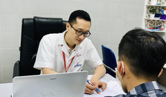 Bác sĩ ở Khoa Nam học và Y học Giới tính, Bệnh viện Đại học Y Hà Nội tư vấn cho anh A. (Ảnh - BVCC) 