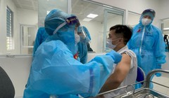 Nhân viên y tế được tiêm vaccine phòng COVID-19 (Ảnh - Tuấn Dũng) 