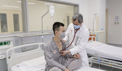 Bác sĩ khám cho bệnh nhân sau phẫu thuật lấy dị vật kim khí gây thủng màng tim (Ảnh - BVCC) 