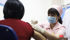 Nhân viên y tế tiêm vaccine phòng COVID-19 cho tình nguyện viên (Ảnh - Minh Thuý) 