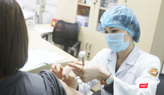 Nhân viên y tế tiêm thử nghiệm vaccine phòng COVID-19 NanoCovax cho tình nguyện viên ở Học viện Quân Y (Ảnh - Minh Thuý) 