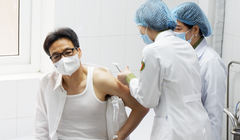 Phó Thủ tướng Vũ Đức Đam tiêm thử nghiệm vaccine phòng COVID-19 Nanocovax (Ảnh - Minh Khôi) 