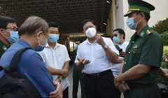 Thứ trưởng Đỗ Xuân Tuyên kiểm tra công tác phòng, chống dịch tại cửa khẩu Mộc Bài (Ảnh - Khôi Nguyễn) 
