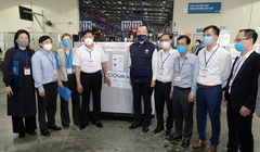 Thứ trưởng Bộ Y tế Đỗ Xuân Tuyên đã trực tiếp đến sân bay Nội Bài đón nhận lô vaccine phòng COVID-19 của AstraZeneca (Ảnh - Trần Minh) 