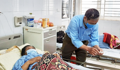 Chồng bà H. chăm sóc cho bà tại bệnh viện (Ảnh - BVCC) 