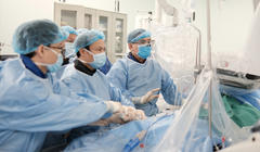 Bác sĩ Viện Tim mạch thực hiện kỹ thuật thay van động mạch chủ qua da cho bệnh nhân (Ảnh - BVCC) 