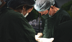 Các bác sĩ phẫu thuật cho sản phụ (Ảnh - BVCC) 