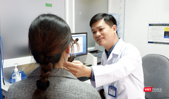 ThS. BS. Nguyễn Đình Quân thăm khám cho bệnh nhân tại Bệnh viện Da liễu Trung ương (Ảnh - Thảo Vy) 