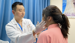 BS. Nguyễn Đình Minh khám cho bệnh nhân (Ảnh - BS. Nguyễn Đình Minh) 