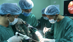 Các bác sĩ sử dụng khâu máy tự động để phẫu thuật lồng ngực cho bệnh nhân (Ảnh - BVCC) 