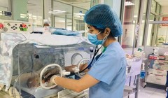 Bác sĩ thăm khám cho bé (Ảnh - BVCC) 