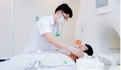 Bác sĩ thăm khám cho bệnh nhân (Ảnh - BVCC) 