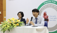 TS.BS Nguyễn Quốc Thái giới thiệu xét nghiệm Troponin T siêu nhạy (Ảnh - Phạm Thành Nguyên)