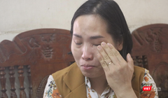 Chị Hưng xúc động rơi nước mắt nhỡ lại hành trình tìm con (Ảnh - Minh Thuý) 