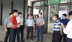 GS.TS. Nguyễn Quang Tuấn - Giám đốc Bệnh viện Bạch Mai- kiểm tra công tác chuẩn bị điều trị cho bệnh nhân COVID-19 ở Bệnh viện Bạch Mai cơ sở 2 (Ảnh - BVCC) 