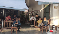 Người dân Hà Nội ngồi uống cà phê (Ảnh - Minh Thuý) 