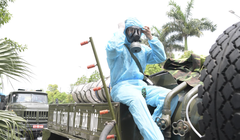 Chuẩn bị phun khử khuẩn phòng COVID-19 (Ảnh - Hoàng Anh)