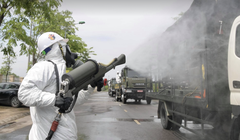 Nhân viên y tế phun khử khuẩn phòng COVID-19 (Ảnh - Hoàng Anh) 