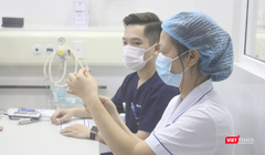 Nhân viên y tế chuẩn bị tiêm vaccine (Ảnh - Minh Thuý) 