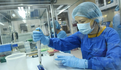 Nhân viên y tế làm việc trong phòng xét nghiệm COVID-19 (Ảnh - BYT) 