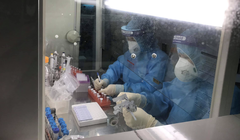 Nhân viên y tế làm việc trong phòng xét nghiệm (Ảnh - BYT) 