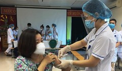 Nhân viên y tế tiêm vaccine phòng COVID-19 cho người dân (Ảnh - BYT) 