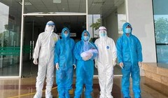 Các bác sĩ chúc mừng bệnh nhân được xuất viện (Ảnh - BVCC) 