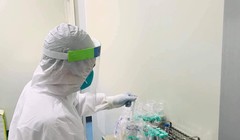 Nhân viên y tế làm việc trong phòng xét nghiệm COVID-19 (Ảnh - BYT) 