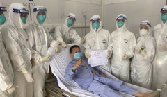 Bệnh nhân G. cảm ơn các bác sĩ sau khi hồi phục (Ảnh - Ngọc Mai)