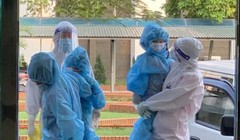 Trẻ nhỏ được đưa đi cách ly phòng COVID-19 (Ảnh - Ngọc Mai) 