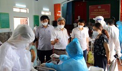 Thứ trưởng Bộ Y tế Nguyễn Trường Sơn và lãnh đạo Sở Y tế Bắc Giang kiểm tra công tác tiêm chủng tại huyện Lạng Giang (Ảnh - Đức Duy)