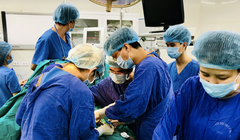 Các bác sĩ phẫu thuật cấp cứu cho bệnh nhân (Ảnh - BVCC) 