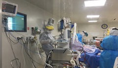 Các bác sĩ chăm sóc cho bệnh nhân 2983 (Ảnh - BVCC)