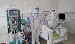 Bác sĩ điều trị cho bệnh nhân COVID-19 nặng (Ảnh - Ngọc Mai) 