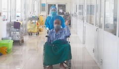 Bệnh nhân mắc COVID-19 nặng thứ 11 ở Bệnh viện Bệnh Nhiệt đới Trung ương khỏi bệnh và được xuất viện (Ảnh - Đặng Thanh) 