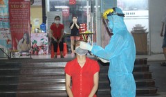 Nhân viên y tế lấy mẫu xét nghiệm COVID-19 cho người dân ở phường Phan Đình Phùng (Ảnh - TNTV) 