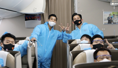 Trên chuyến bay về nước, đội tuyển Việt Namđược bố trí tại một khoang riêng, mặc trang bị phòng hộ trong suốt hành trình bay và cho tới khi về tới địa điểm cách ly tập trung y tế (Ảnh VFF)
