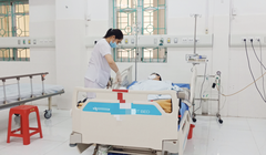 Bác sĩ chăm sóc cho bệnh nhân bị ngộ độc mật cá chép (Ảnh - BVCC) 