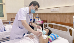 ThS.BS. Cao Đình Bằng khám lại cho chị H. sau mổ (Ảnh - BVCC) 