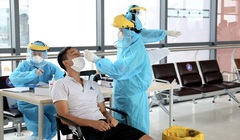 Nhân viên y tế lấy mẫu xét nghiệm cho người dân (Ảnh - SYTHN) 