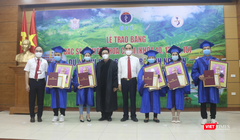 GS.TS. Tạ Thành Văn và TS. Phạm Văn Tác trao bằng tốt nghiệp cho các học viên (Ảnh - Minh Thuý) 