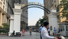 Chung cư Sunshine Palace - nơi ở của nữ nhân viên ngân hàng mắc COVID-19 - đang tạm thời bị phong toả (Ảnh - Minh Nhân) 