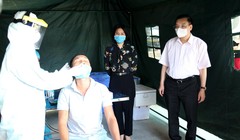 Chủ tịch UBND TP. Hà Nội kiểm tra công tác lấy mẫu xét nghiệm phòng COVID-19 (Ảnh - UBND TP.HN) 