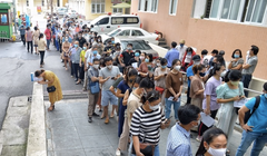 Người dân chen nhau đi tiêm vaccine phòng COVID-19 ở Bệnh viện E (Ảnh - VTC) 